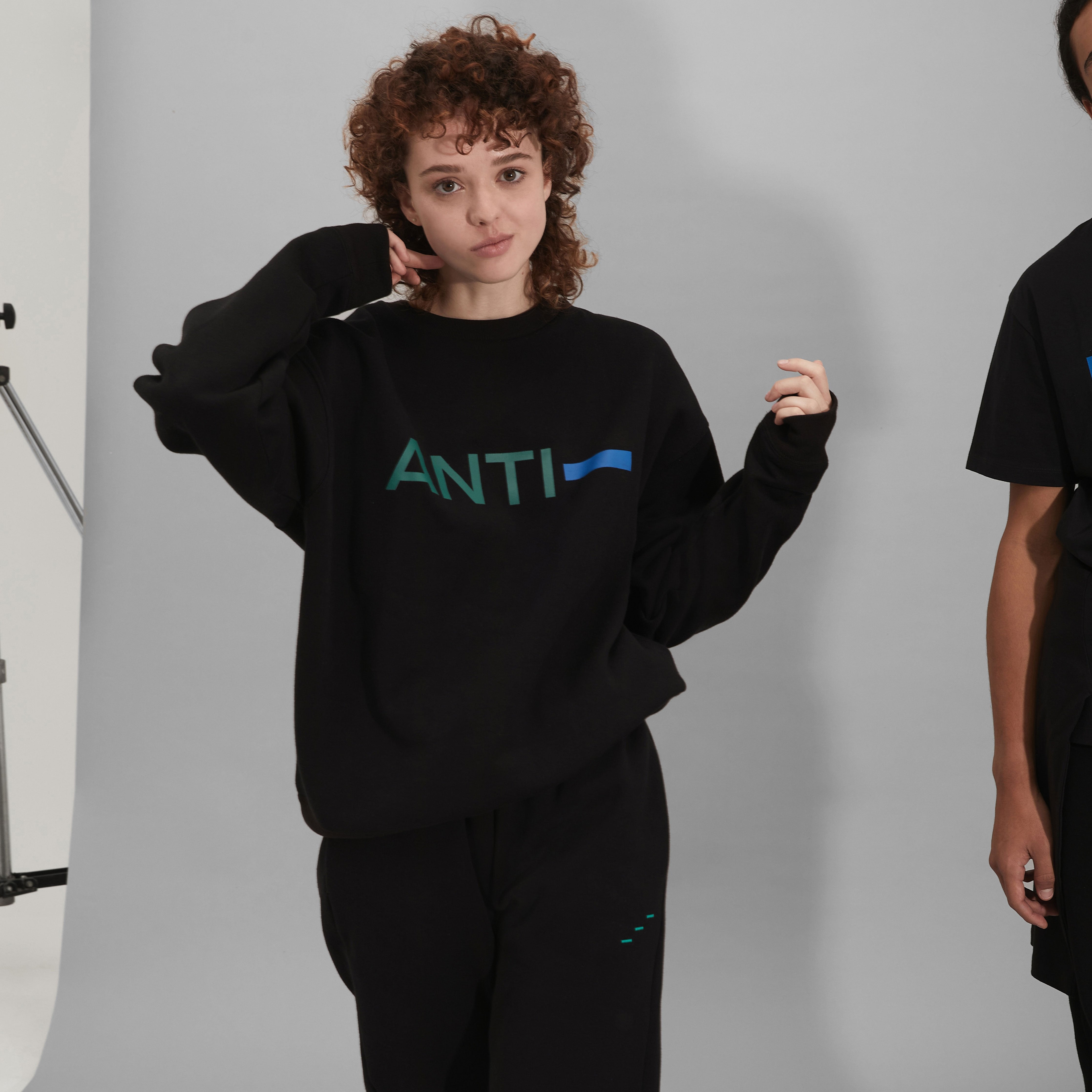 ANTI- SWEATSHIRT WORN 1